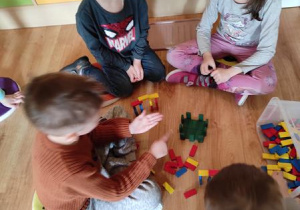 Dzieci budują Bramę Brandenburską.